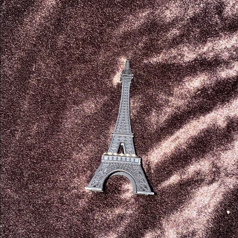Eiffel tower ring holder
